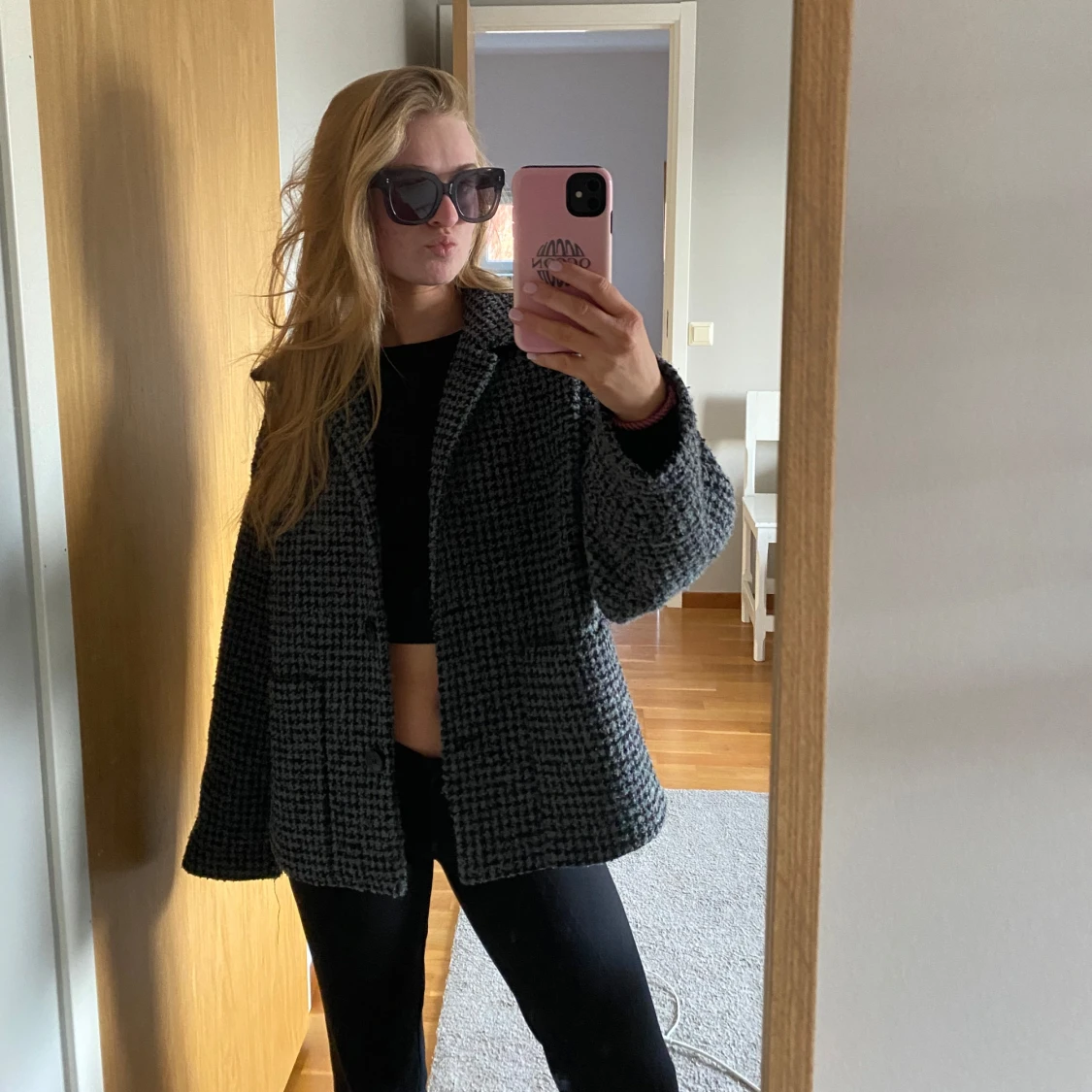 Rutig jacka i svart och grått
