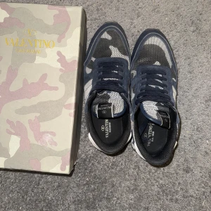 Valentino rockrunners - Säljer mina rockrunners då jag behöver pengar. De är i relativt bra skick bara några små skavanker och lite smutsig om sulan. Köpta på cetirre, kvitto finns. Pris ej hugget i sten. Mvh😁