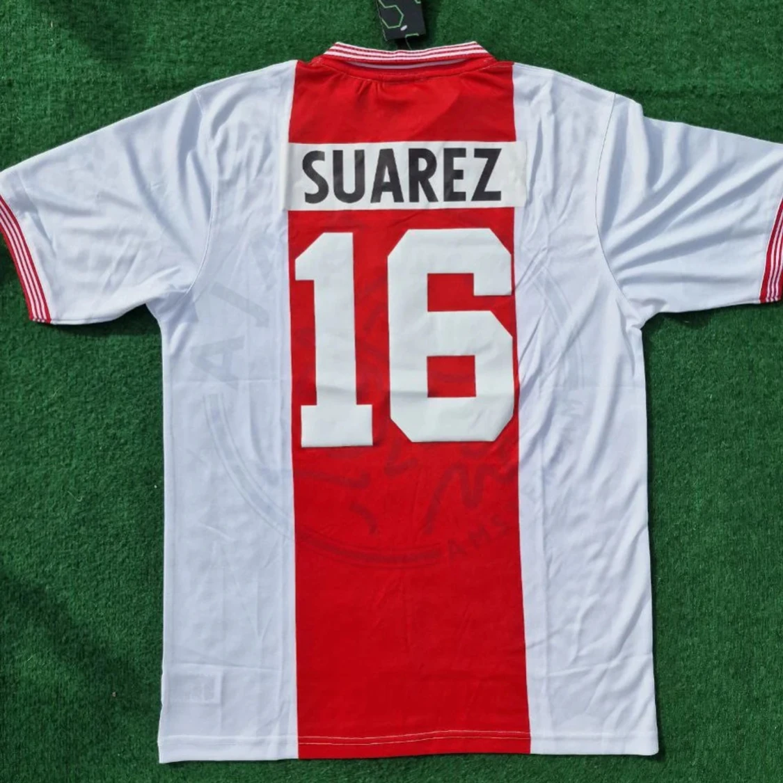 Vit och röd fotbollströja med Suarez 16