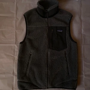 Patagonia Fleeceväst  - Grå Patagonia Fleeceväst i storlek XS. Använd men är fortfarande i ett mycket bra skick. Priset går såklart att diskutera 👍