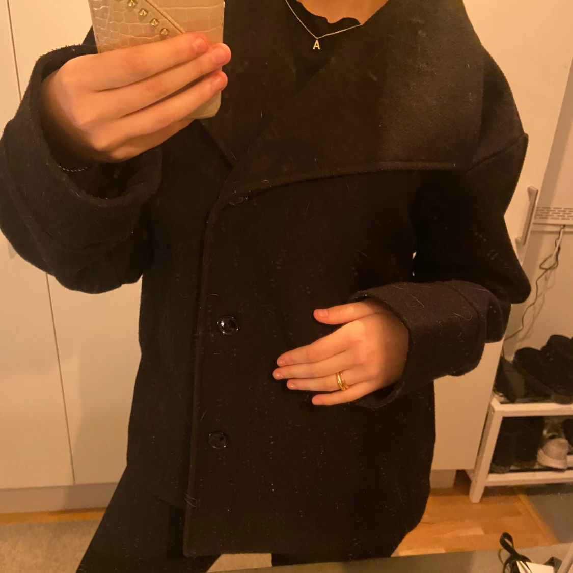 Svart kappa med knappar - 2