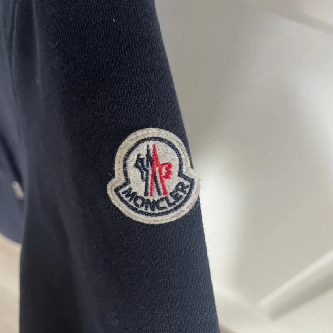 Mörkblå hoodie från Moncler - 1