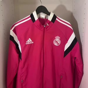 Real Madrid 2014/15 regnjacka  - Season 2014/15 - Storlek L 