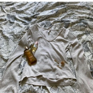 Nelly tröja! - snygg tröja ifrån nelly med lösa armar och liten urringning! vet ej nypris men skulle gissa runt 250-300kr. knappt använd men sparsamt använd när den använts 🩷(M passar S) (ANVÄND INSTABOX VIA KÖP NU!!) tar swish också!!