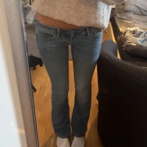 Blå Low waist jeans från Crocker - Säljer ett par snygga ljus blå jeans från Crocker. De är lågmidjade med en bootcut-stil. Säljer då dom blivit för korta. På sista bilden ser man hur jag sytt ditt en lapp för dom slets sig där men inget man märker fram eller bakifrån☺️Pris kan diskuteras!!!!