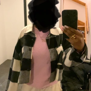 Svartvit rutig jacka från Gina Tricot - Jätte snygg svartvit rutig jacka från Gina Tricot med två framfickor och knappar framtill. En extra knap kommer även med i kappan!                                                 De är nästan som nya och har endast använt en gång.🎀