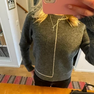 Grå tröja från Zara - Så fin stickad tröja från Zara, storlek S!