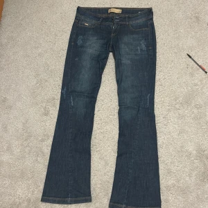 Blå bootcut jeans - Snygga blå bootcut jeans med låg midja och subtila slitningar. SKRIV VID FRÅGOR OM MÅTT ‼️‼️‼️ Jätte bra skick inga defekter som nya!! Pris kan diskuteras lite.