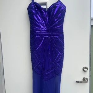 Lila paljettklänning stretch st.38-42 - Snygg lila långklänning med paljetter och smala axelband. Klänningen har en figurnära passform och en elegant design med glittrande detaljer. Perfekt för en kväll ute eller en speciell tillställning.kom och prova i norsborg botkyrka. Har 30 festklänningar och mycket annat till salu allt ska bort pågrund av flytt.fynda💕
