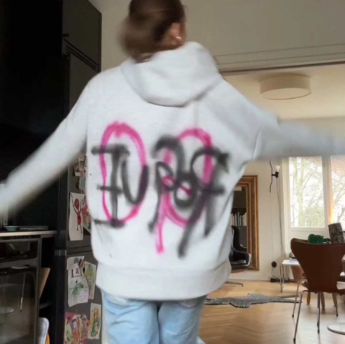 Grå hoodie med graffiti-design