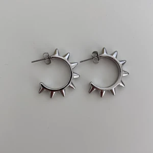 Edblad liknande örhängen  - Snygga Edblad liknande örhängen som passar bra till Sthlm stil! Rostfria och aldrig använd ( förutm när jag tog bild 💕) Köpte de 2 dagar sen men ångrade direkt. Hade inte kvittot kvar. Nyttpris: 99kr🩷