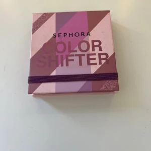Sephora Color Shifter Ögonskuggspalett - Snygg ögonskuggspalett från Sephora med fyra nyanser och en skimrande topper. Perfekt för att skapa både vardagliga och festliga looks. Kompakt design med inbyggd spegel för enkel applicering när du är på språng.