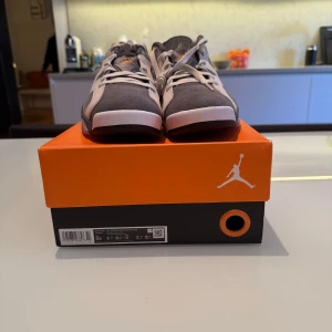 Nike Air Jordans i grå och vit SPRILLANS NYA - Snygga Nike Air Jordans i en stilren kombination av grått och vitt. Skorna har en klassisk design med snörning och perforerade detaljer för extra ventilation. Perfekta för dig som vill ha en sportig och trendig look. Den är sprillans nya och har aldrig använts!! Storlek 43 Startpris 2500 kan pruta. 