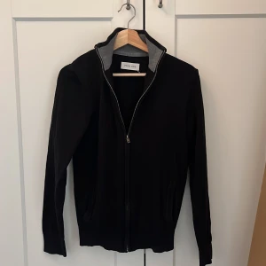 Svart cardigan från pier one - Riktigt schysst svart cardigan från pier one perfekt till vår vädret med en clean väst.