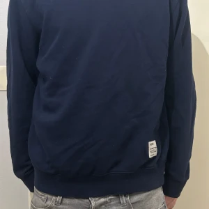 Mörkblå sweatshirt från Replay - Snygg replay sweatshirt köpt på NK. Ett litet hål på axeln som knappt märks av. Hör av er vid fler frågor. 