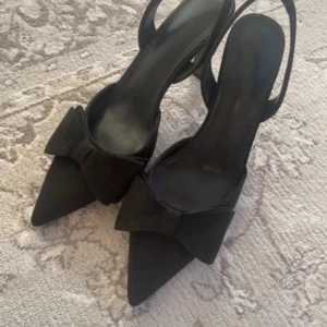 Svarta pumps med rosett - Så snygga klackar med rosetter på💛💛💛 helt nya, aldrig använda