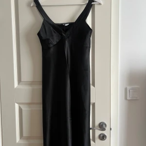 klänning - från Orsay, satinmaterial. Köpt secondhand men i fint skick, midi-längd