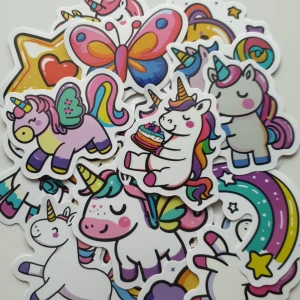 20st Klistermärken med enhörningar och regnbågar - Ett set med färgglada klistermärken som visar enhörningar, regnbågar, stjärnor och hjärtan. Perfekt för att dekorera anteckningsböcker, laptops eller telefoner. Klistermärkena har livfulla färger som rosa, lila, blå och gul, och inkluderar söta detaljer som tårtor och fjärilar.