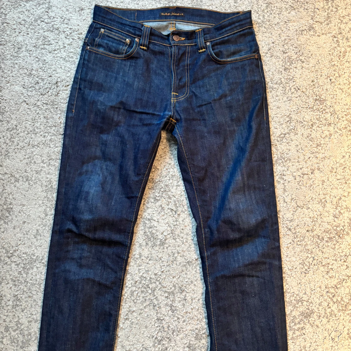 Mörkblå jeansbyxor från Nudie Jeans