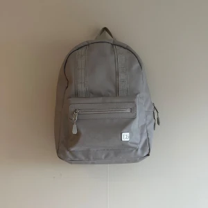 Douche Bag, 16 l - Ryggsäck Douchebag The Avenue 16 l. Fint skick bara lite smuts, inga skador. Nypris 2000 kr