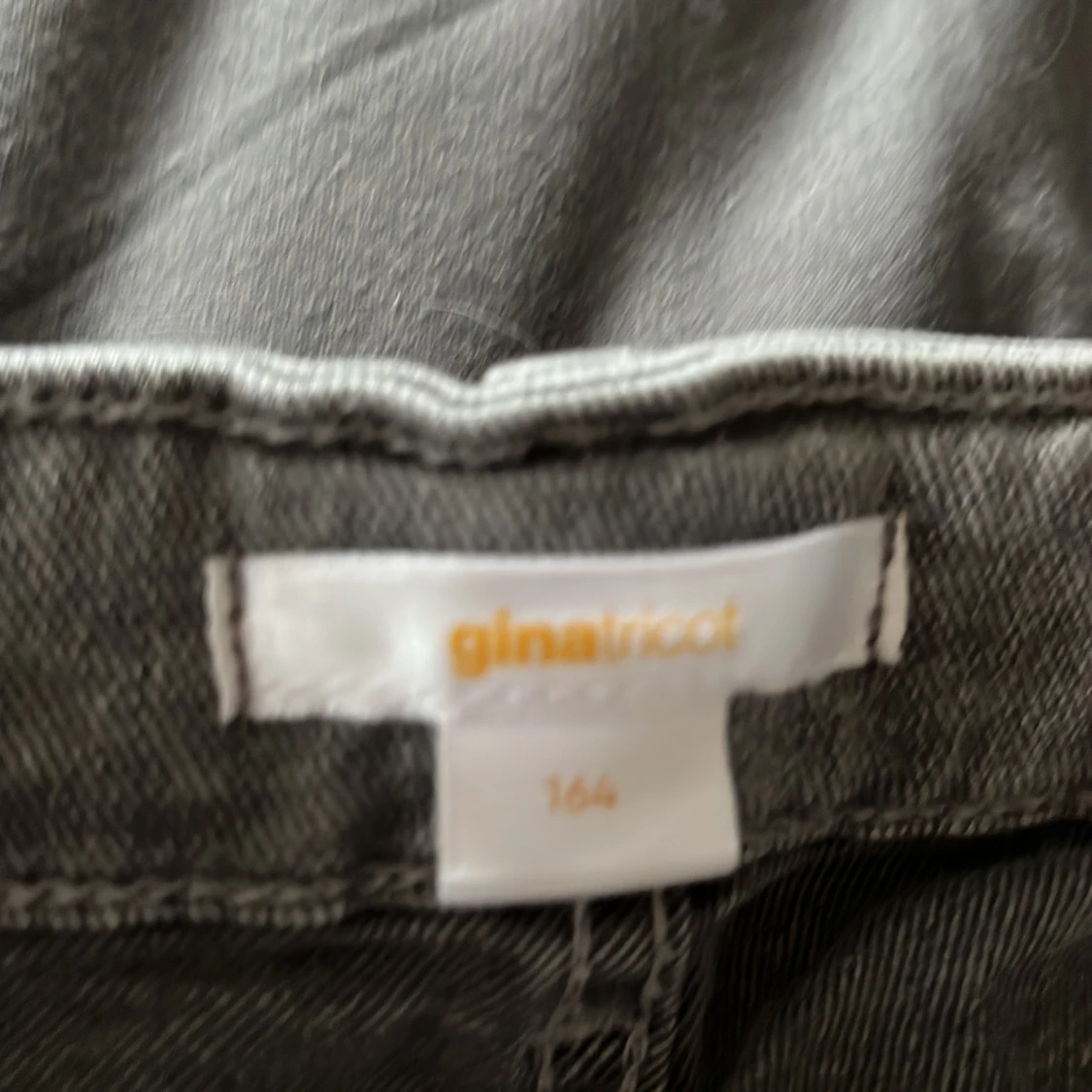 Grå jeans från Gina Tricot - 3