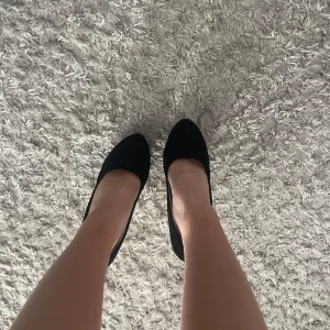 Svarta pumps med guldklack - Eleganta svarta pumps med spetsig tå och en iögonfallande guldklack. Perfekta för att ge en stilfull touch till din outfit.