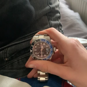 Automatisk klocka från Pagani Design - Snygg automatisk klocka från Pagani Design med en svart urtavla och blå-svart bezel. Klockan har en robust länkarmband i rostfritt stål och är vattentät upp till 100 meter. Perfekt för dig som gillar stil och funktionalitet.