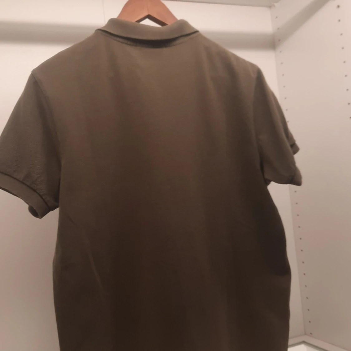 Olivgrön pikétröja från Peak Performance - 3