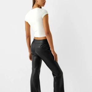 Svarta skinnbyxor - Snygga svarta skinnbyxor. Fickor bak-och framtill. Helt nya, aldrig använda. Nypris 379