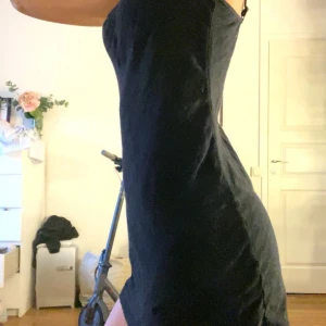 Kort svart klänning S - Kort svart klänning som är perfekt till sommaren eller om man vill ta på sig något lätt efter man har varit på stranden.