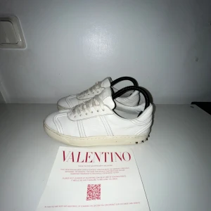 Valentino flycrew - Säljer dessa riktigt snygga valentino flycrews för ett riktigt bra pris👌 skorna är i väldigt bra skick använda ett få tal gånger🤩 strl 39-40. Öppen för frågor! (Tar byten!)