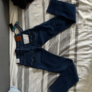 Helt nya blå Replay Hyperflex Anbass Jeans - Hej! Kom med bud!! Säljer ett par helt nya och oanvända replay anbass hyperflex jeans i storleken W31 L34 || priset är inte hugget i sten men redan riktigt bra. Kom med bud!!