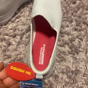 Skechers  - Köpt på skechers egna hemsida för undefär 1 vecka och köpte dom för 1300 ( säljer pga fel storlek) om ni är intresserade och vill köpa dom skickar jag dom dagen efter 😊