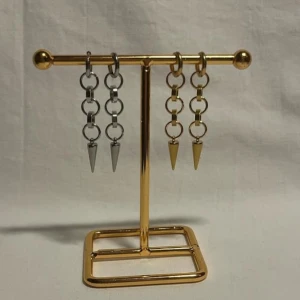 Örhängen  - Super fina örhängen! Finns i silver och guld.  Köp för 119kr/st Eller 199kr/paret. Modell 115.  Smyckes ställningen finns även att köpa för 299kr!