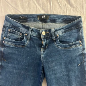 Blå jeans från LTB - Snygga blå jeans från LTB  i modell Valerie! Aldrig använda! Super lågmidjade och bootcut 