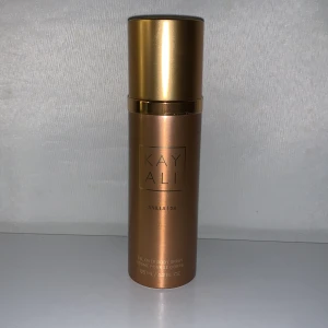 Kayali  Body Spray - Säljer Kayali vanilla i kroppsprej. Använd fåtal gånger är som ny. Säljer för 400 ordinarie pris 499.  Går EJ ner i pris! Slut i hela Sverige passa på innan den hinner säljas 