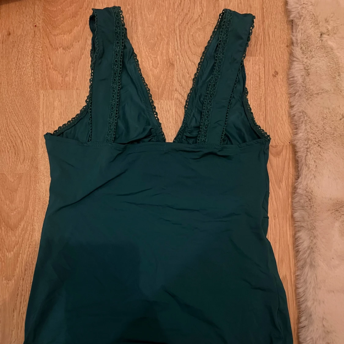 Mörkgrön spetsdetaljerad topp från mango - 1