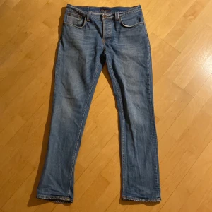 Nudie grim Tim  - Nudie Jeans i modellen grim Tim. Inte mycket använda och inga hål eller annat på jeansen. Storlek är w34/L32 men skulle säga att dem passar som w33 eller w32.  Perfekta för en avslappnad stil.
