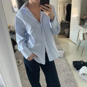 Blå och vit randig skjorta från Zara - Super snygg blå skjorta med vita ränder. Använd fåtal gånger, super skön, oversized.