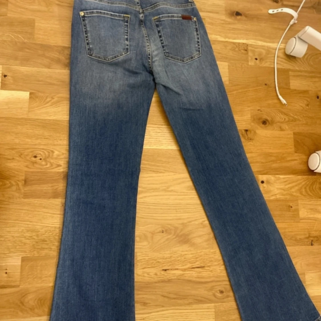 Blå bootcut jeans från 7 For All Mankind - 4