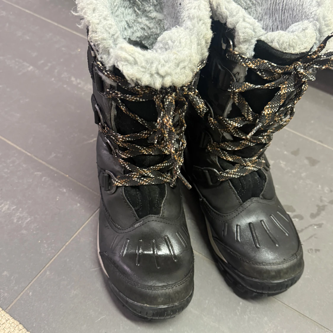 Svarta vattentäta vinterstövlar Bearpaw