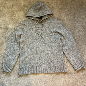 Grå stickad hoodie - Skick: 9/10, bilden får den att framstå som prickigare än vad den är - Storlek: M