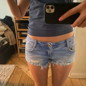 Lågmidjade shorts  - Jättesnygga Lågmidjade jeansshorts me slitningar o detaljer på fickorna 💗 strl 34, sitter jättefint på