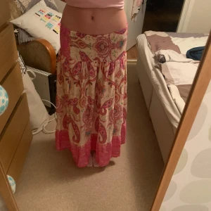 Mönstrad långkjol i rosa och beige - Säljer en jätte gullig kjol från Marta/ Lululia! Den har stretchigt material vid midjan vilket ger den perfekta passformen. Använd bara 2 gånger pga att det inte kommit till användning. Köpte den för 500kr men säljer för endast 300kr. Obs! Om ni ser ett konto med likadana plagg som jag säljer är det mitt gamla konto som inte fungerar längre!💗
