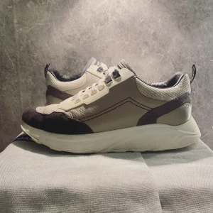 Jacob Cohen skor - Snygga och unika sneaker/trainers i grå/vita färger från Jacob Cohen man inte ser varje dag. Skorna har en stilren design med snörning och en bekväm sula. Extremt sköna att gå i och i storlek 41 passar 42. Nypris: 6300. Väldigt bra skick. Skriv vid fler frågor!