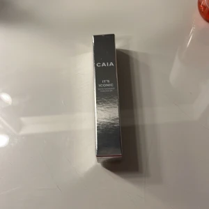 Concealer från CAIA - Säljer en concealer bara testad från CAIA i nyansen 1W. Den kommer i en stilren, genomskinlig tub med en silverfärgad kork. Perfekt för att täcka ojämnheter och ge en jämn hudton.