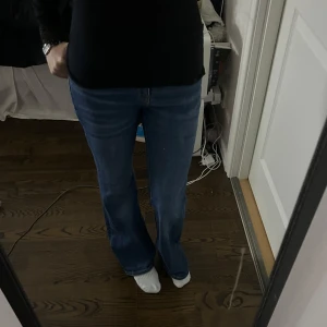 Blå Levis Premium Jeans - Snygga blå Levis Premium 726 Flare jeans med en klassisk flare-stil. Tillverkade i högkvalitativt denim för en bekväm passform. Skriv för frågor och kolla gärna in annat jag säljer!💗 