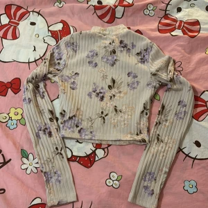 H&M blommar crop top, SÄLJER ENDAST TOPPEN - Estetisk rosa och lavendel pastell nyans crop top, size s