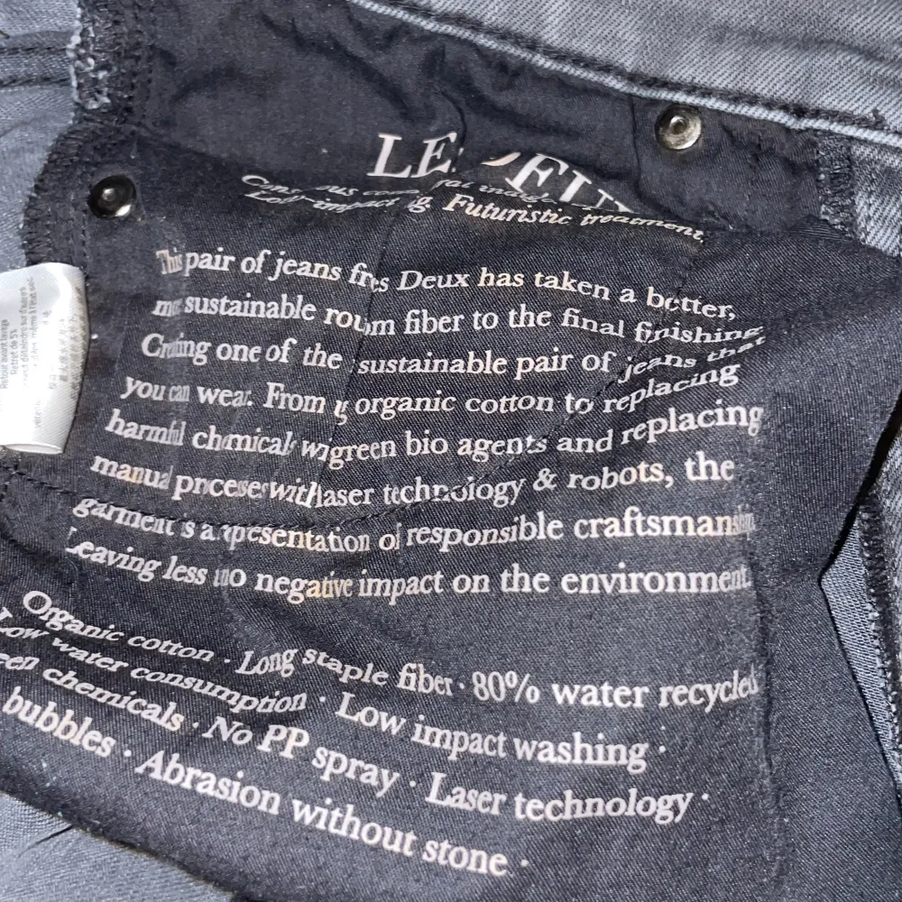 Snygga grå jeans från Les Deux med en klassisk design. De har en knappgylf och femficksmodell. Perfekta för en stilren look. Storlek 28! Nypris ligger på 1199kr o mitt pris endast 339kr! priset går självklart att diskuteras om man följer! Se bild fem för de defekter som finns, Hålen är lagade med en grå tråd o syns inte mycket när jeansen använts! Mvh Småland, bolaget 🤗. Farkut & Housut.