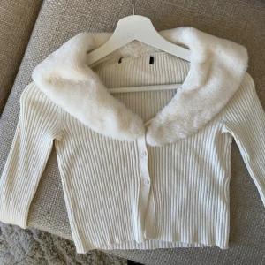 Stickad croptop  - Snygg stickad croptop i y2k stil med fluffig krage ✨Köpt secondhand, passar xxs och xs